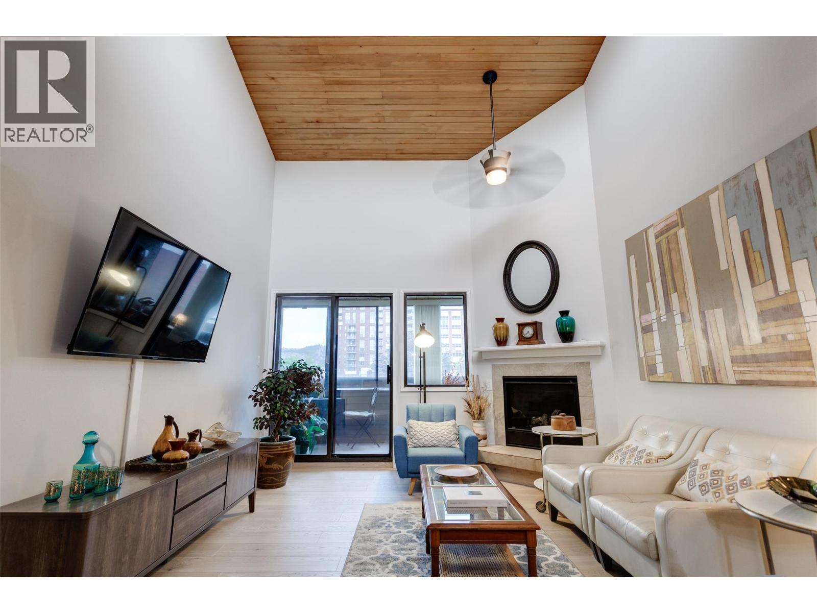 305 1056 Bernard Avenue, Kelowna