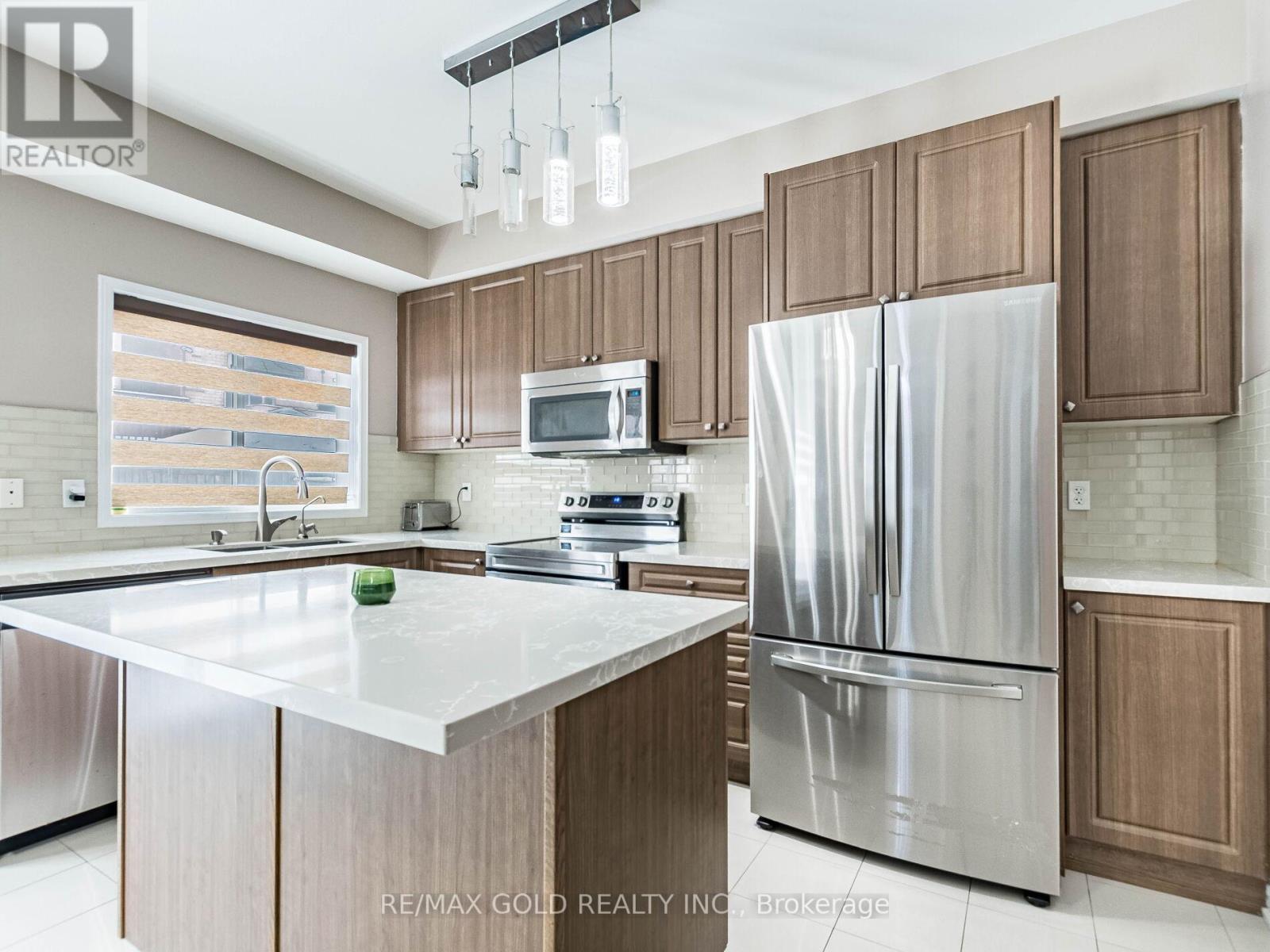 18 TRAVIS CRESCENT - 16