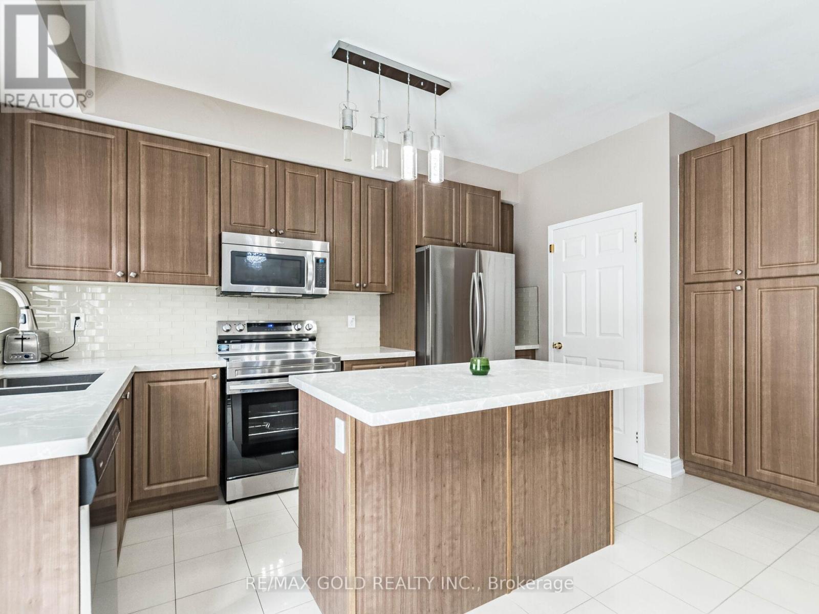 18 TRAVIS CRESCENT - 18