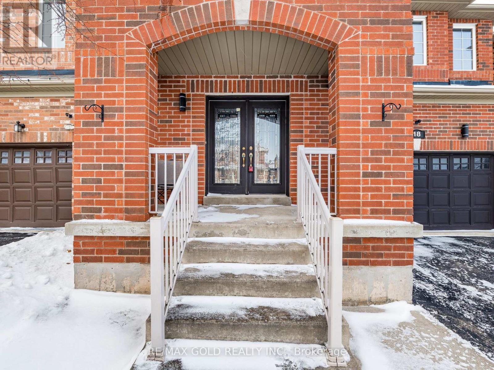 18 TRAVIS CRESCENT - 2