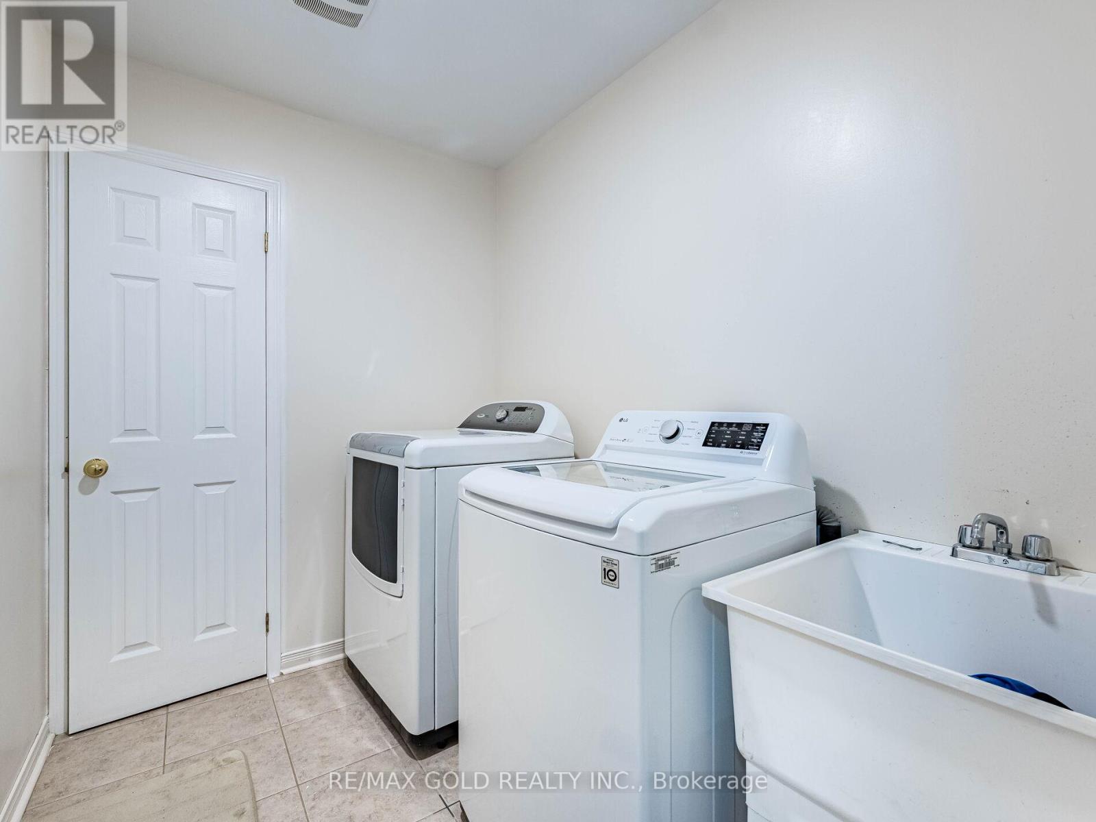 18 TRAVIS CRESCENT - 27