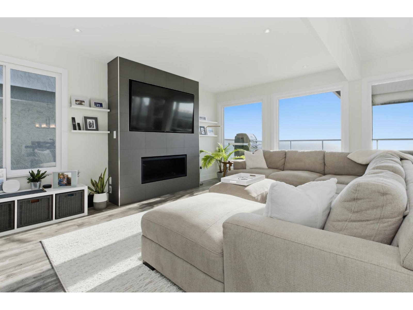 15373 VICTORIA AVENUE, White Rock