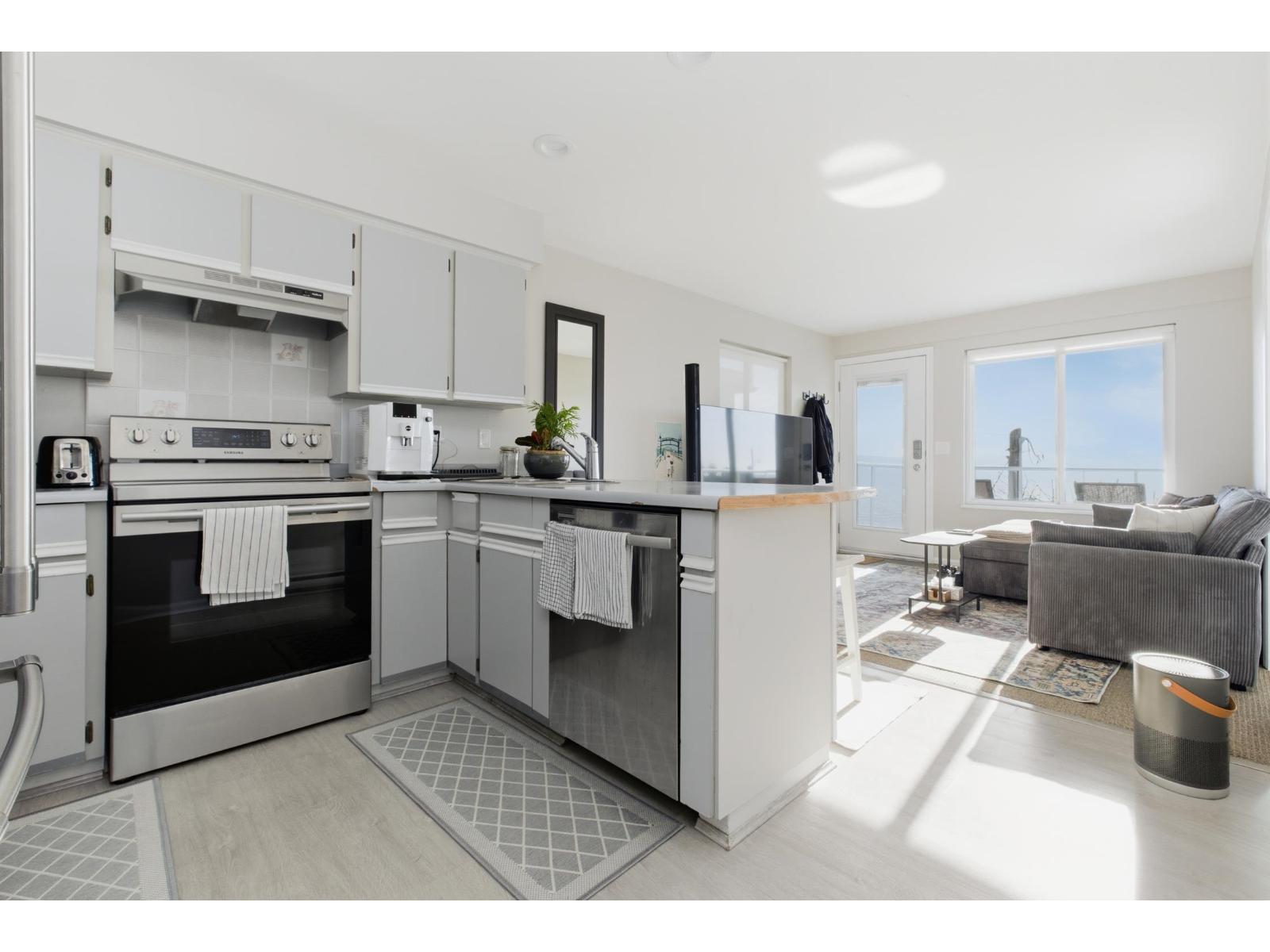 15373 VICTORIA AVENUE, White Rock