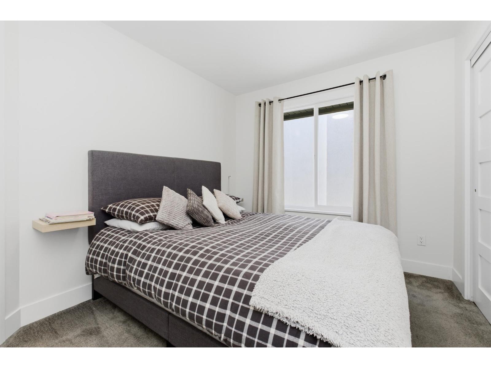 15373 VICTORIA AVENUE, White Rock