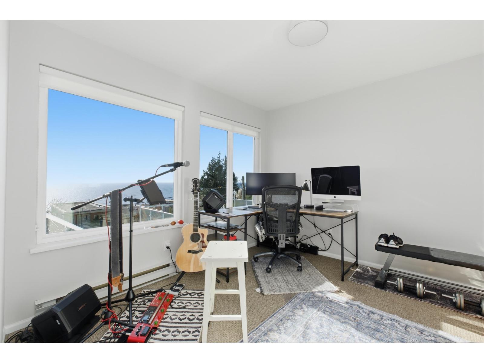 15373 VICTORIA AVENUE, White Rock