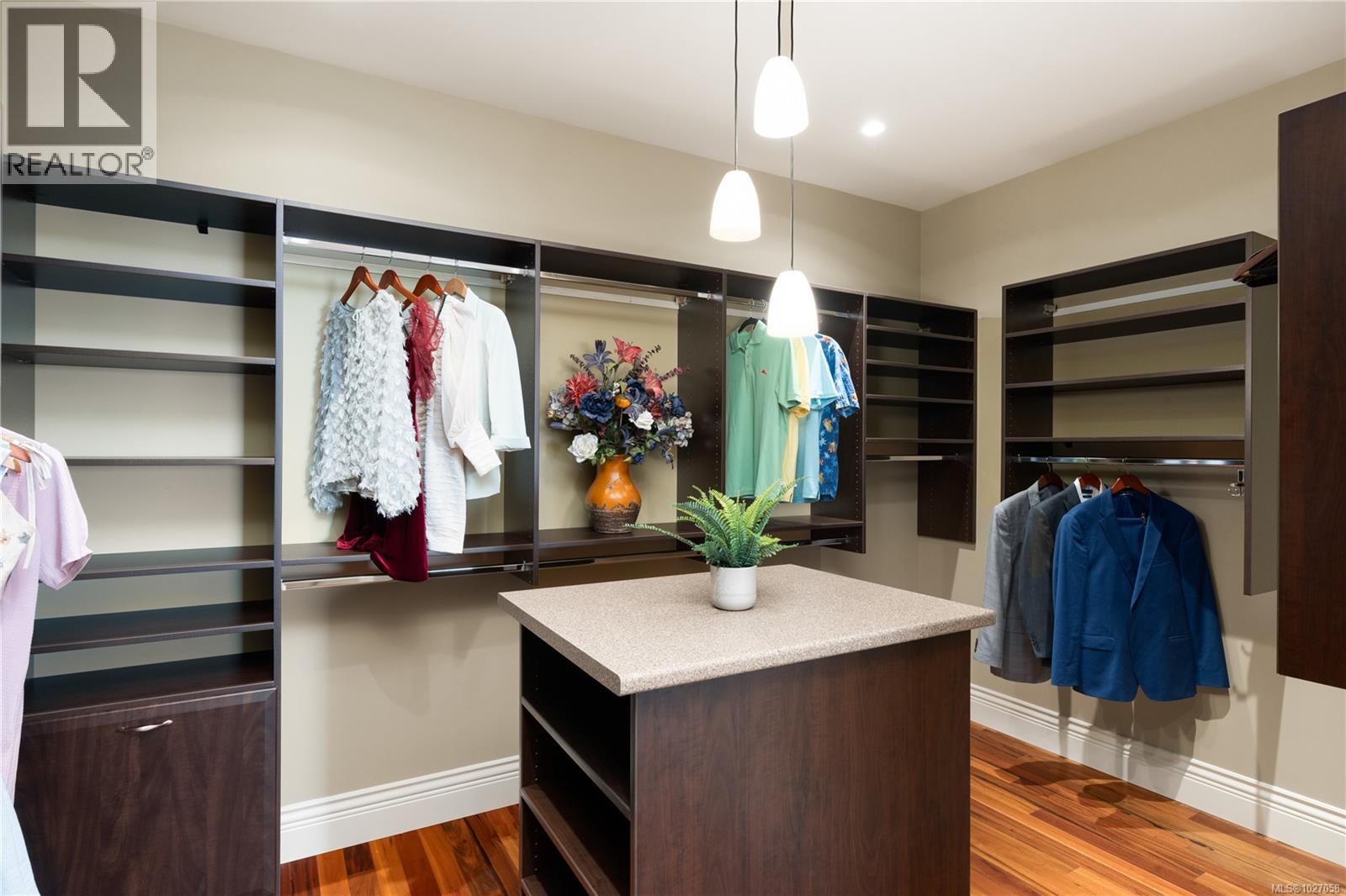  970 Seapearl Place, Saanich