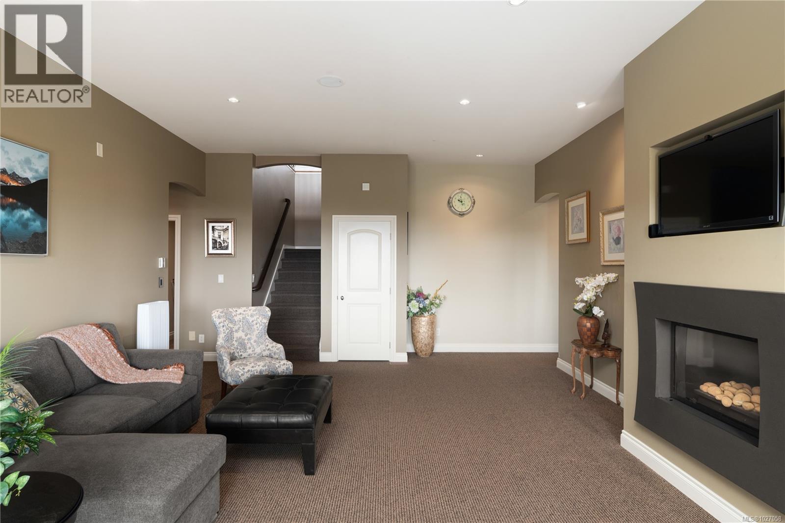  970 Seapearl Place, Saanich