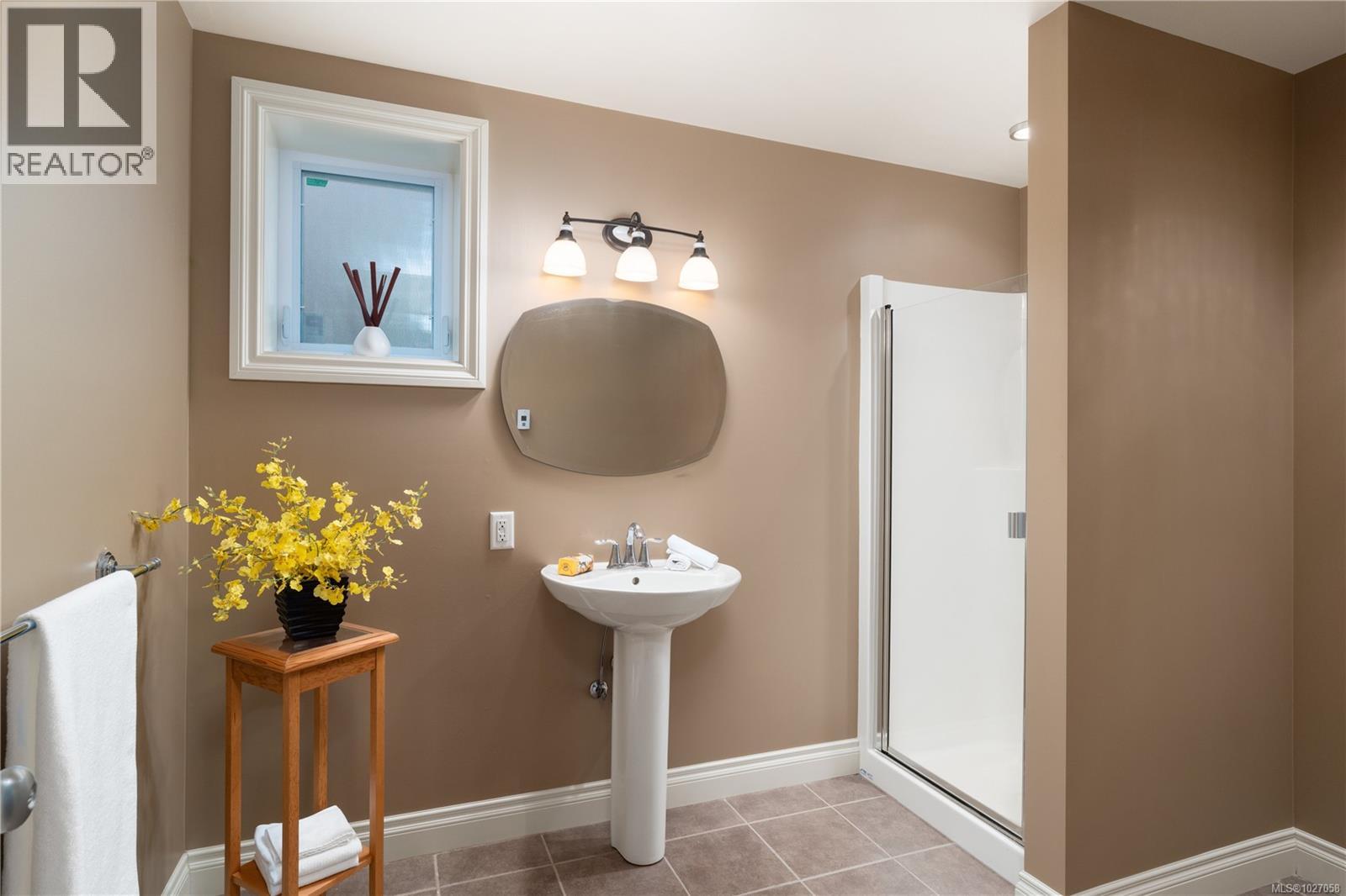  970 Seapearl Place, Saanich