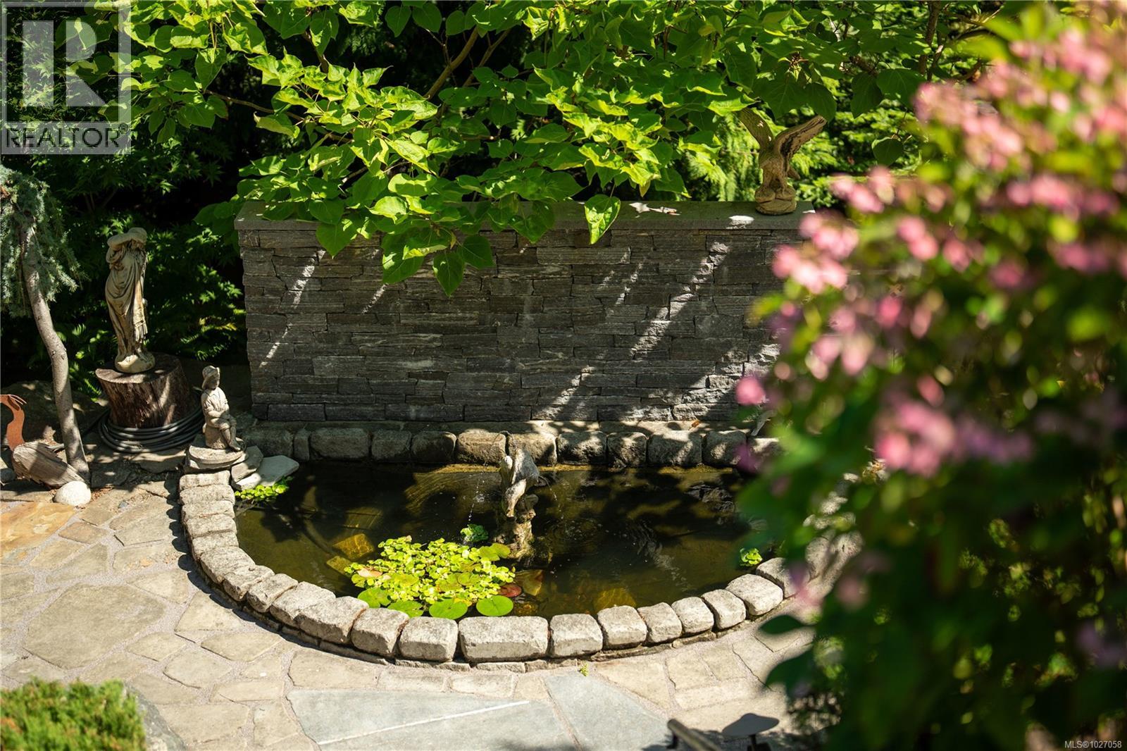  970 Seapearl Place, Saanich