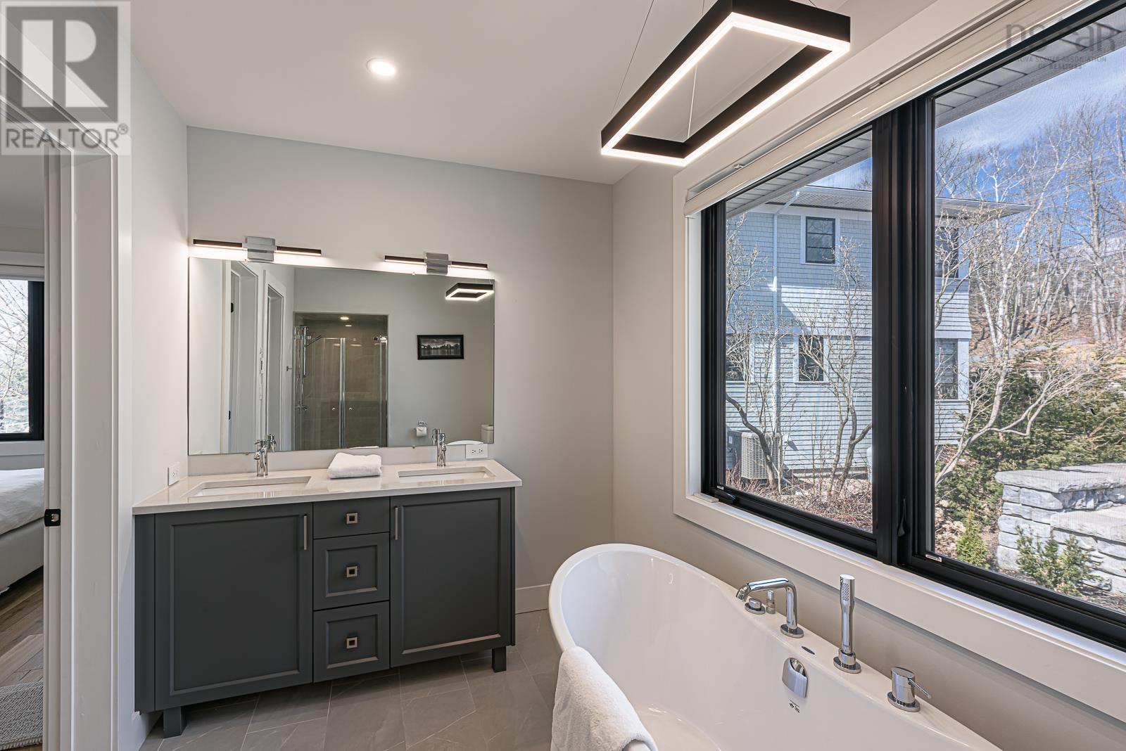 Property 33 of 49 of 1160 Rockcliffe Street