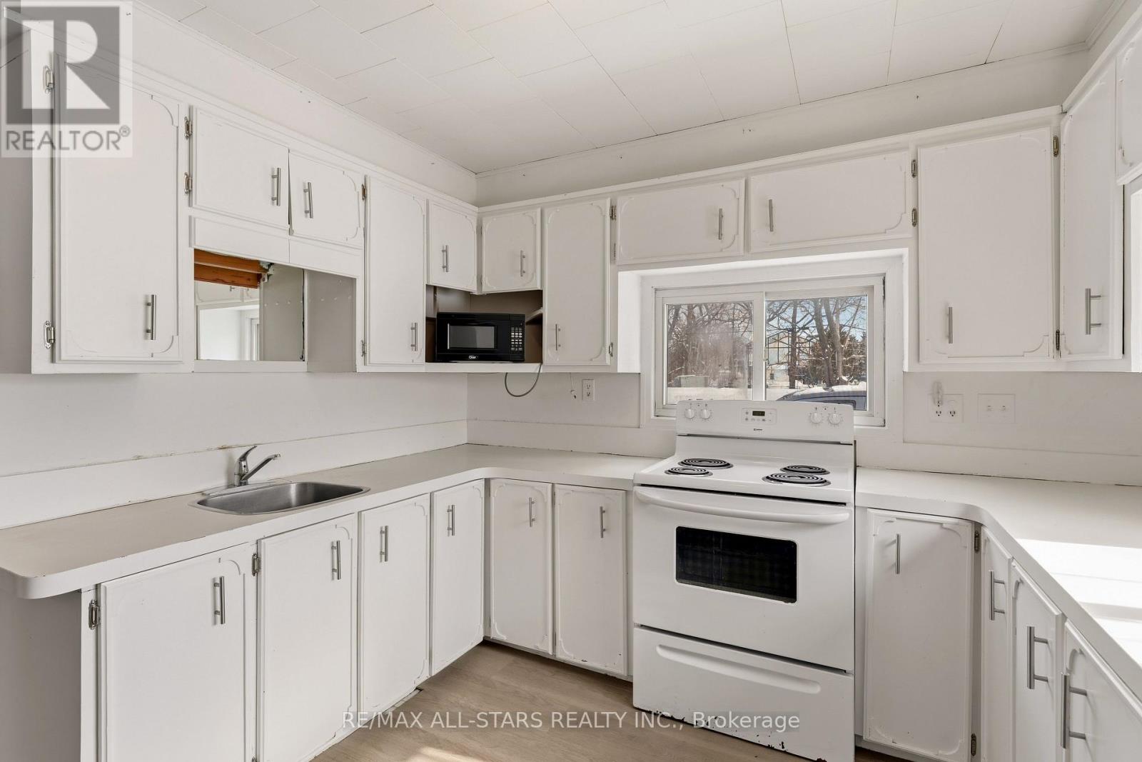 46 HELEN STREET,Kawartha Lakes (Fenelon Falls),,