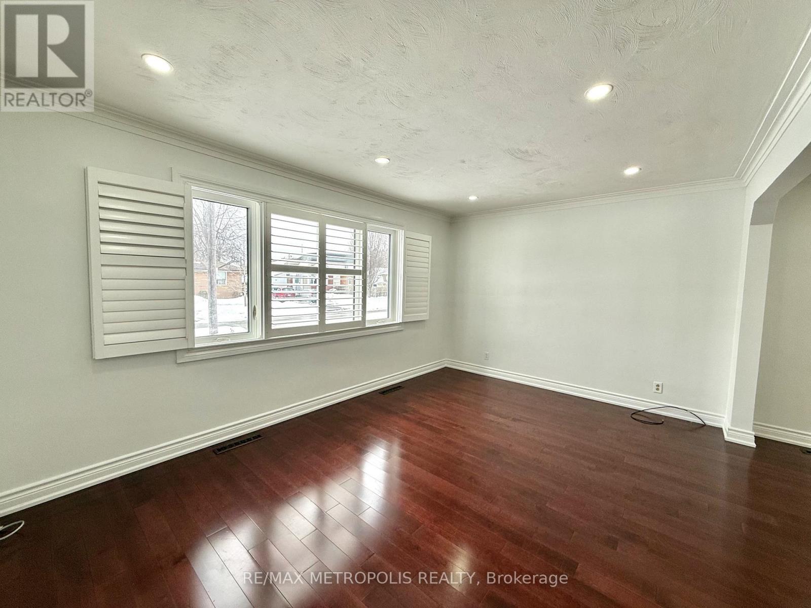 MAIN - 45 KINGSDOWN DRIVE - Photo 5 of 12, Toronto (Ionview), Ontario