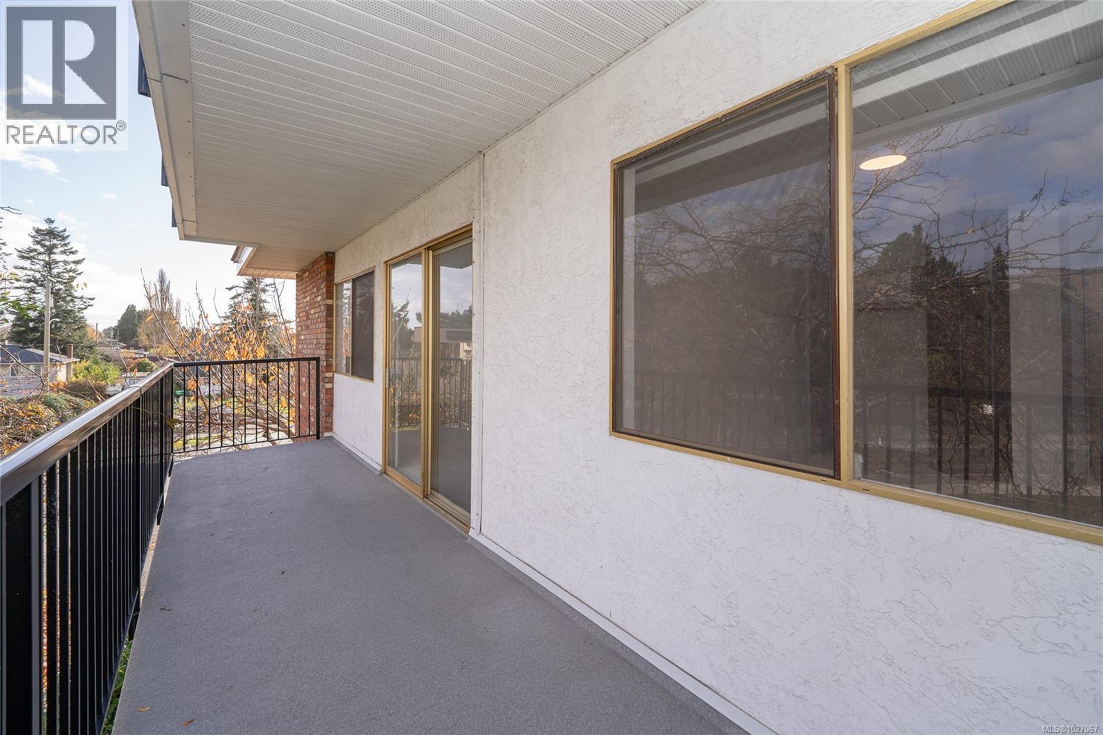 218 1680 Poplar Avenue, Saanich