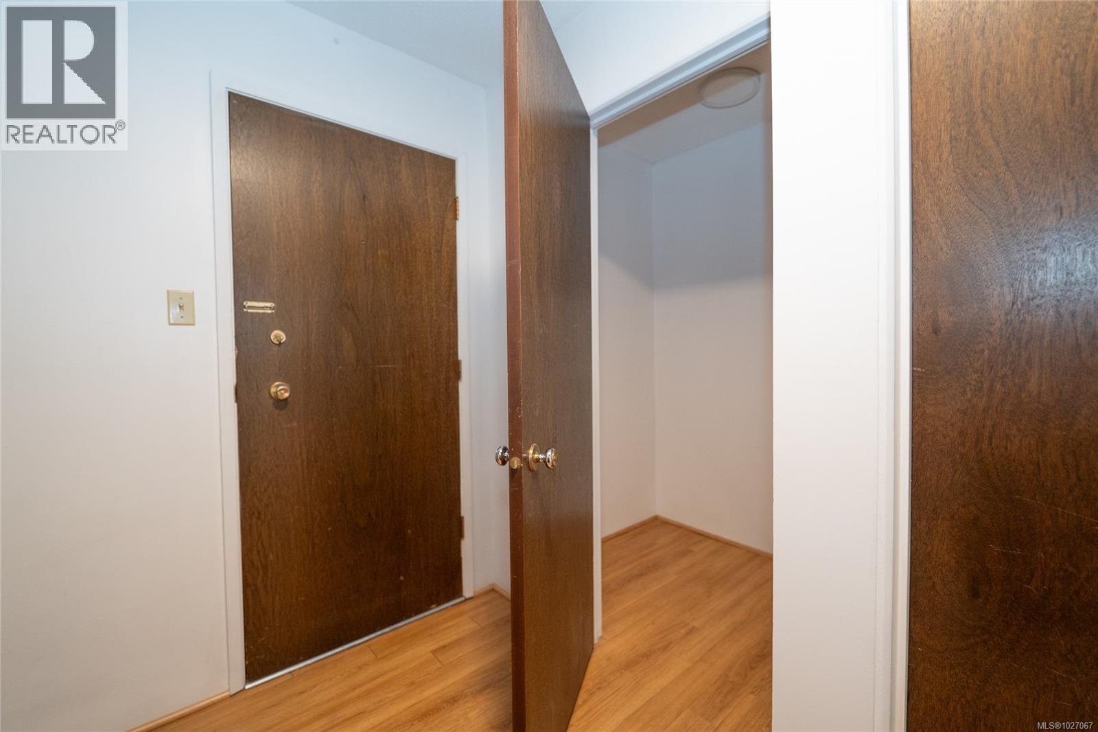 218 1680 Poplar Avenue, Saanich