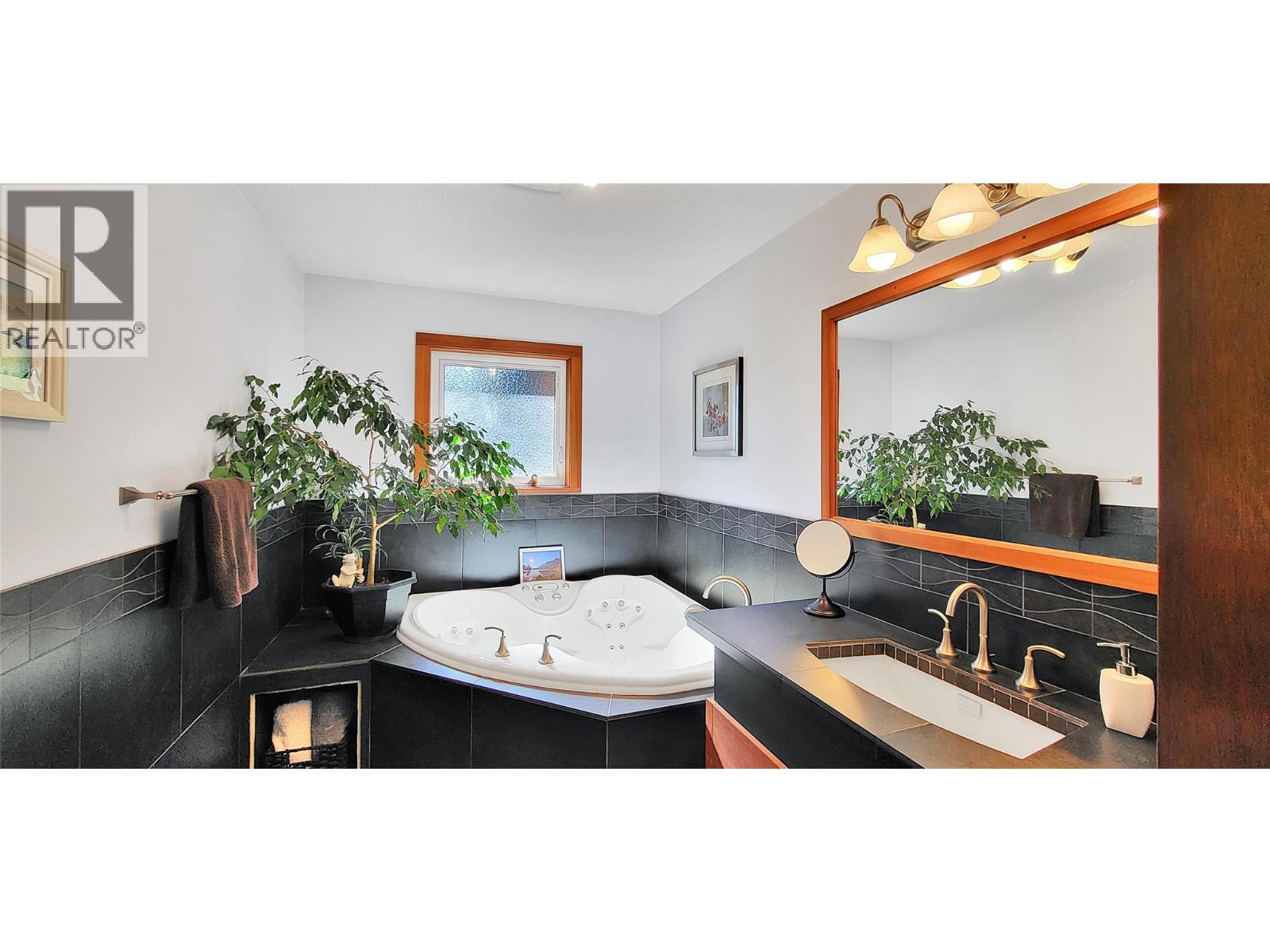 303 DELANY Avenue, Slocan