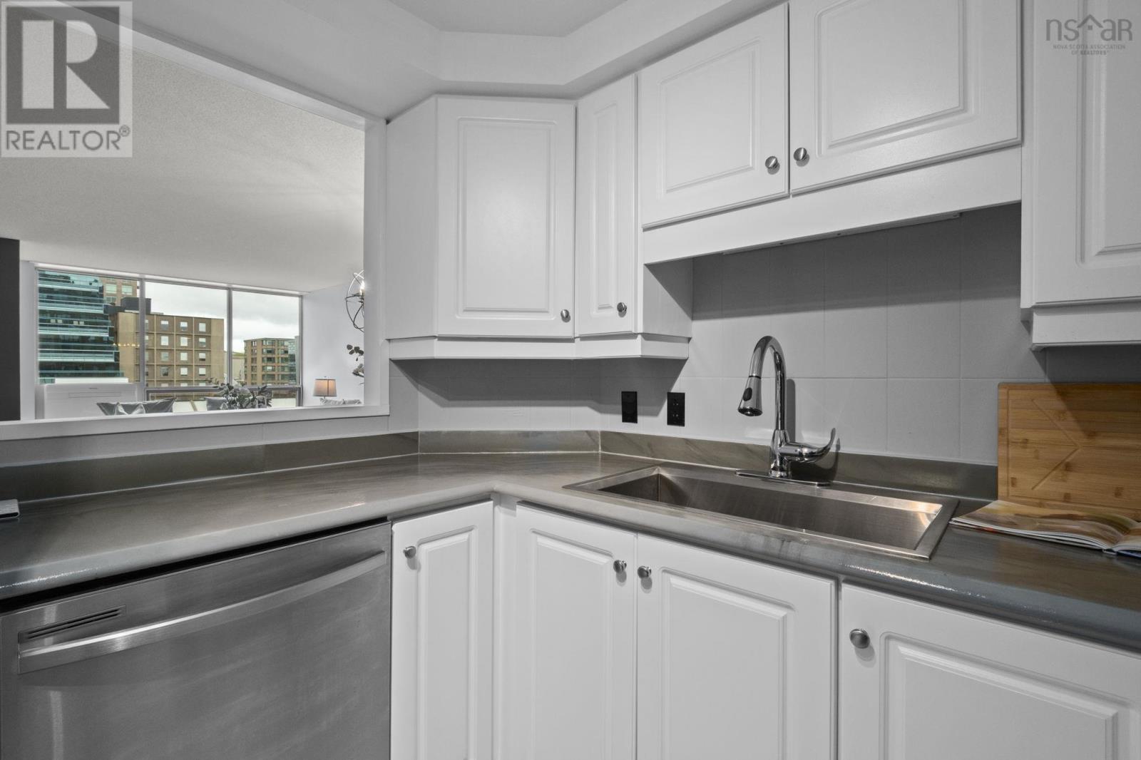 Property 22 of 50 of 702 1465 Brenton Street