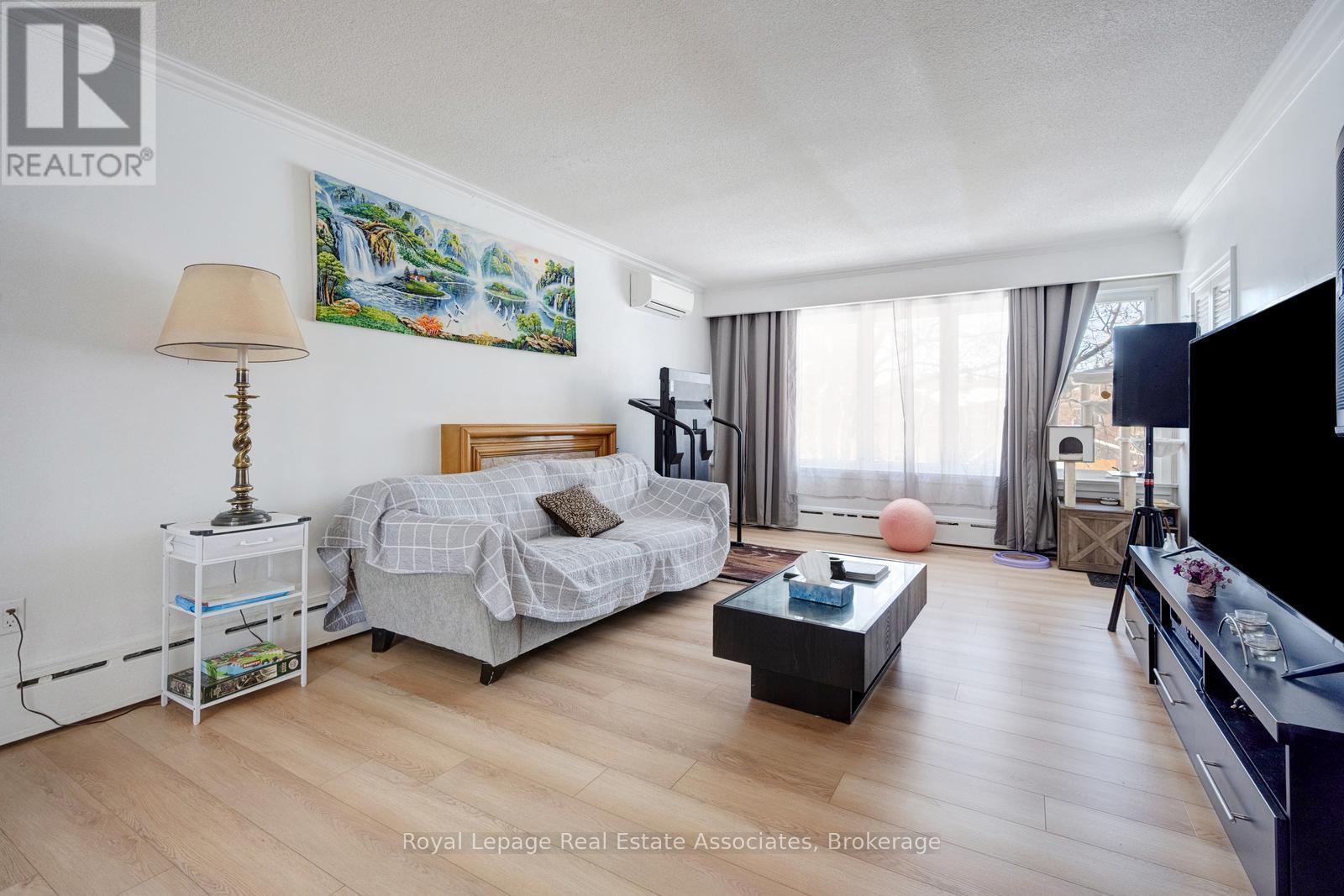 3-BR UPPER - 69 OLDHAM ROAD - Photo 3 of 14, Toronto (Princess-Rosethorn), Ontario