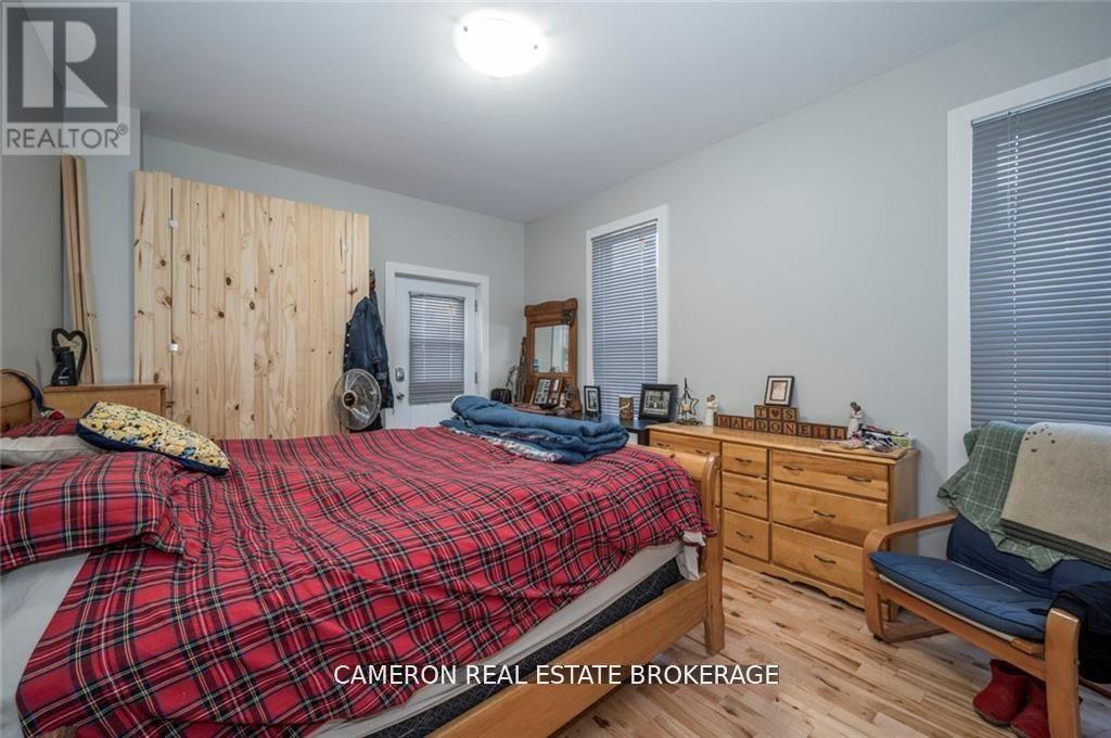 122 Sydney - Primary bedroom