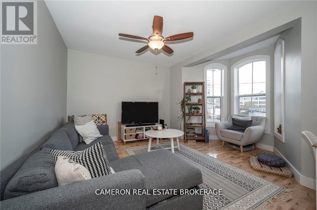 122A Sydney - Living room (prior tenant photo)