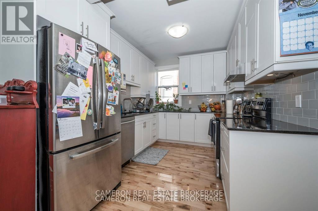 122 Sydney - Kitchen (prior tenant photo)