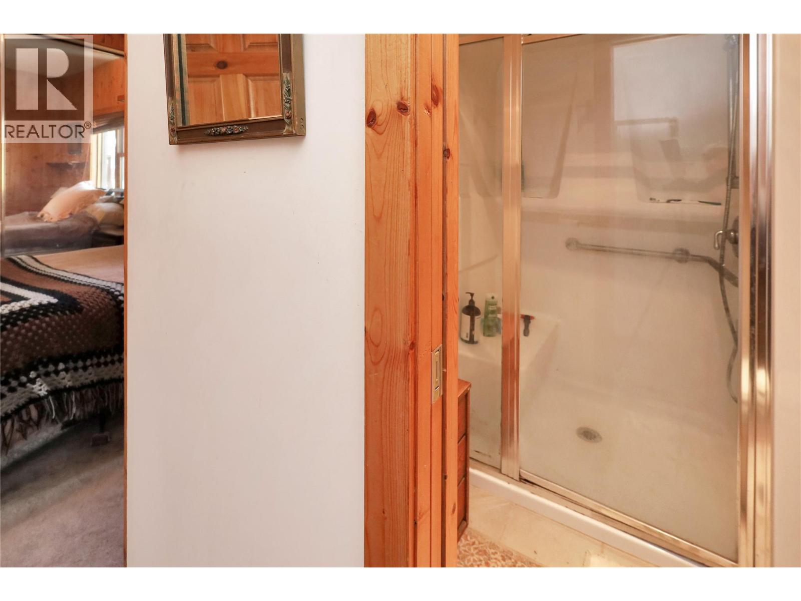 7560 Jackson Avenue, Radium Hot Springs