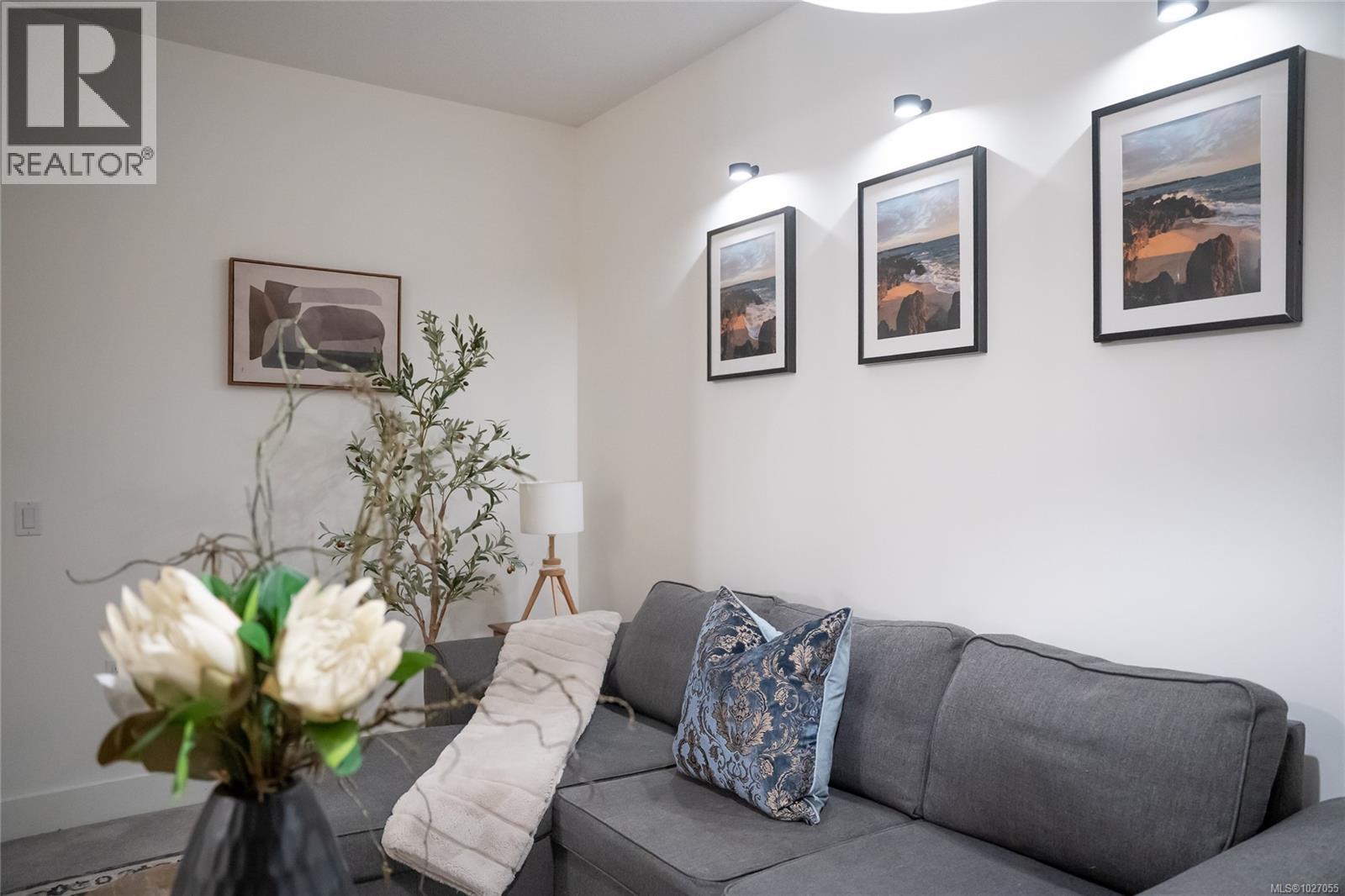 208 4529 West Saanich Road, Saanich