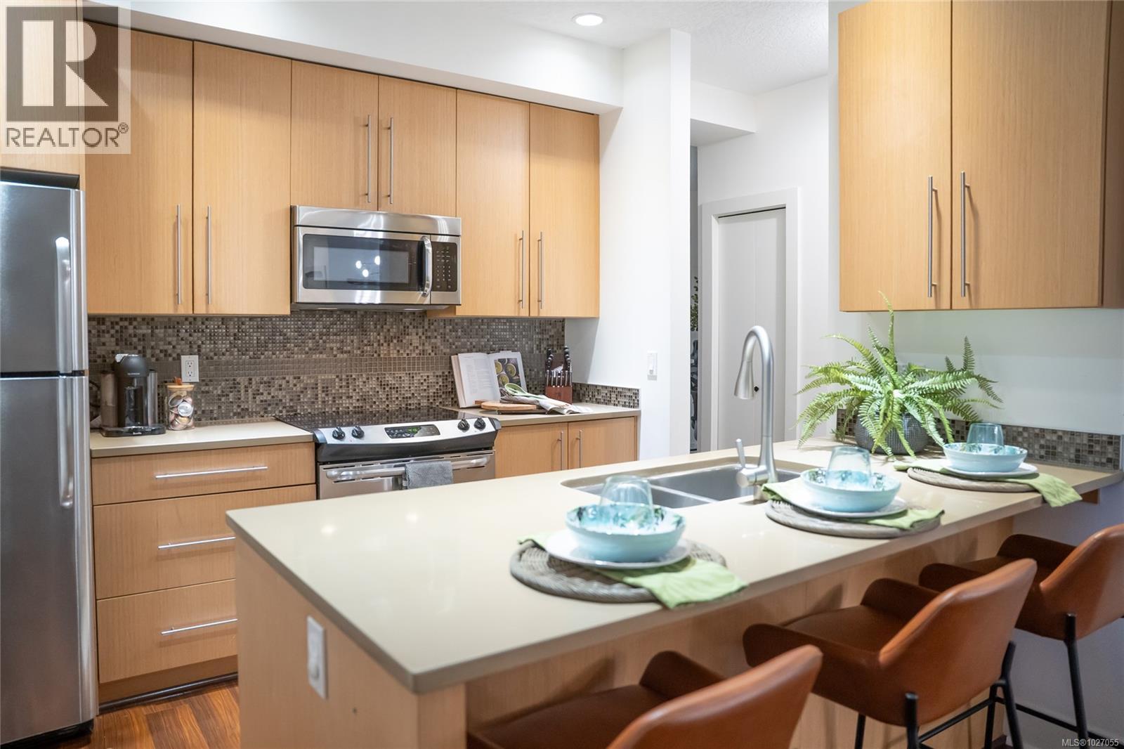 208 4529 West Saanich Road, Saanich