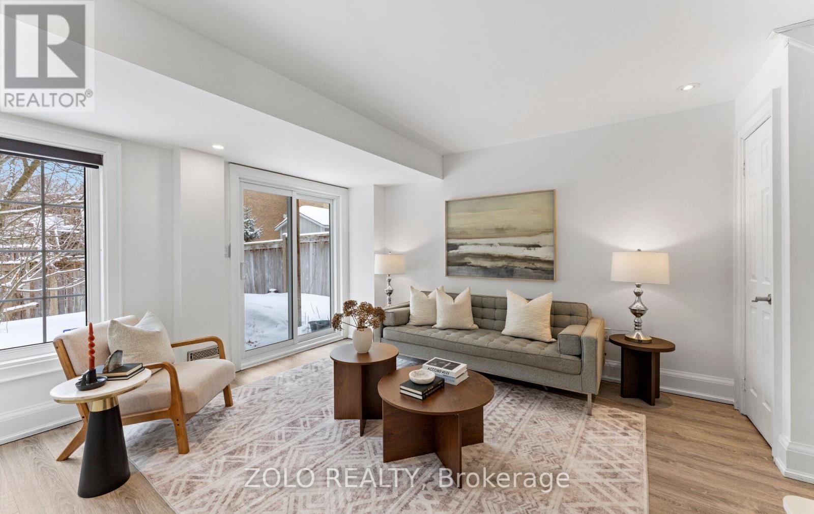 8 BURGON PLACE - Photo 5 of 49, Aurora (Aurora Village), Ontario