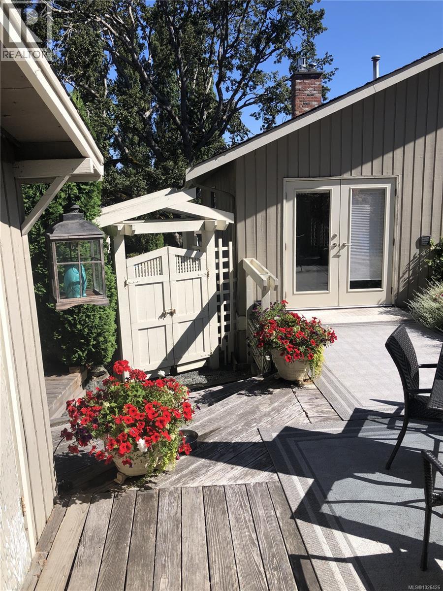  1662 Barksdale Drive, Saanich