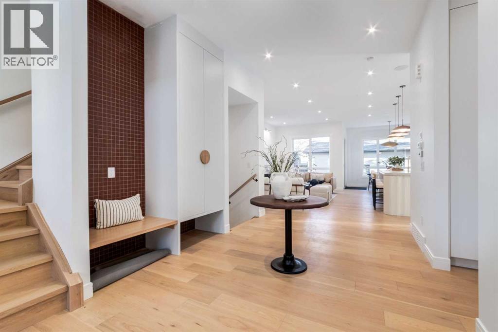 8812 33 Avenue NW - Photo 4 of 36, Calgary, Alberta