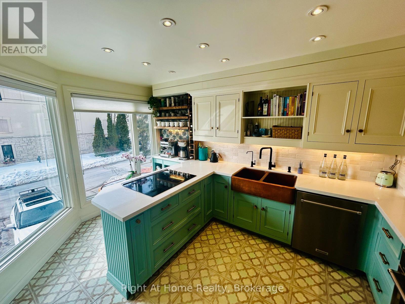 109 BRANT STREET - Photo 4 of 36, Oakville (CO Central), Ontario