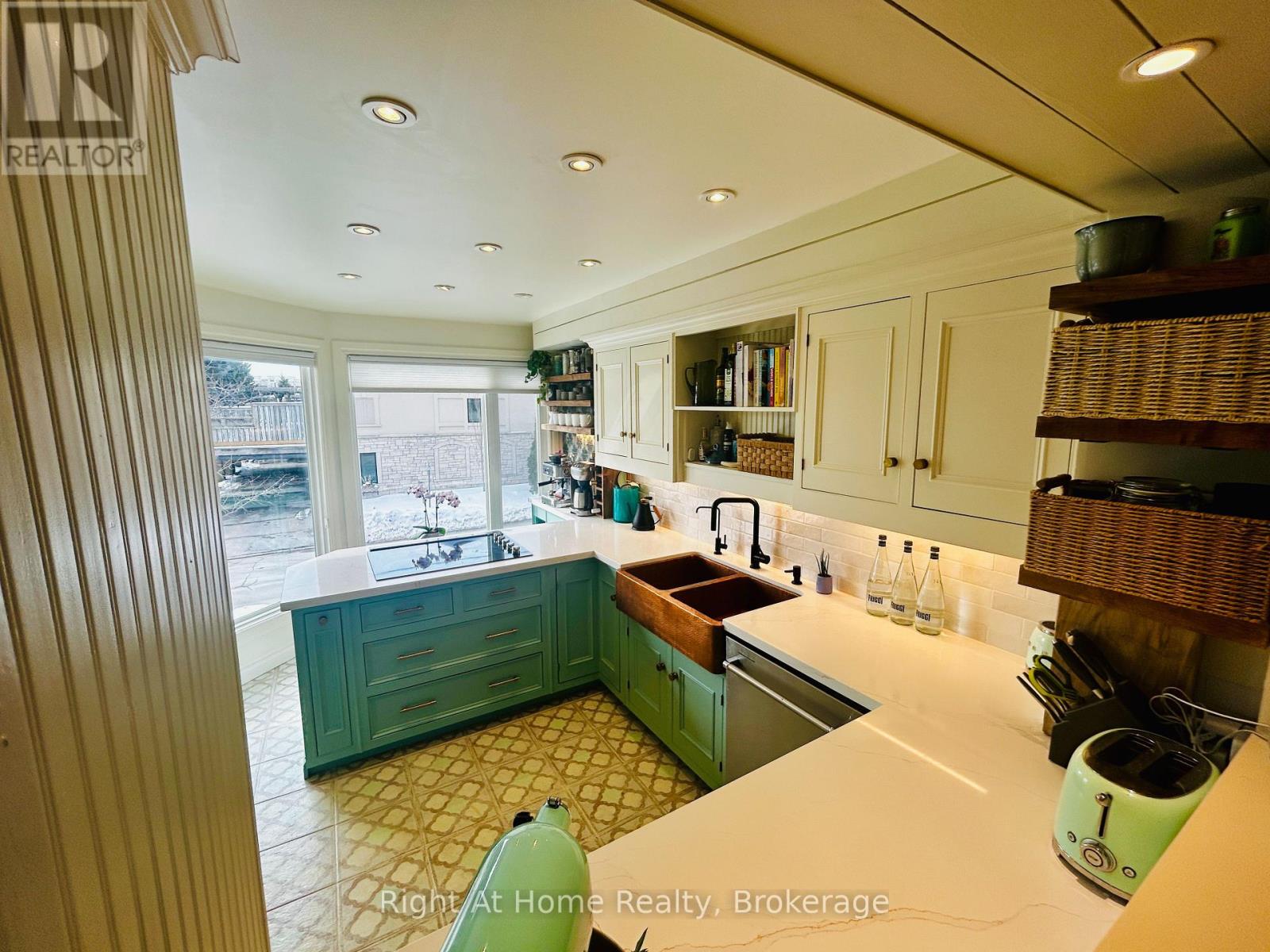 109 BRANT STREET - Photo 3 of 36, Oakville (CO Central), Ontario