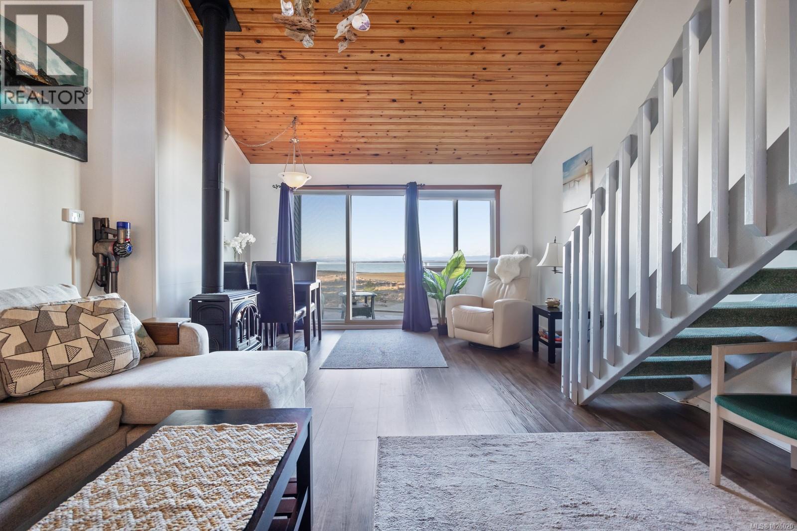 3295 Island Hwy W, Qualicum Beach