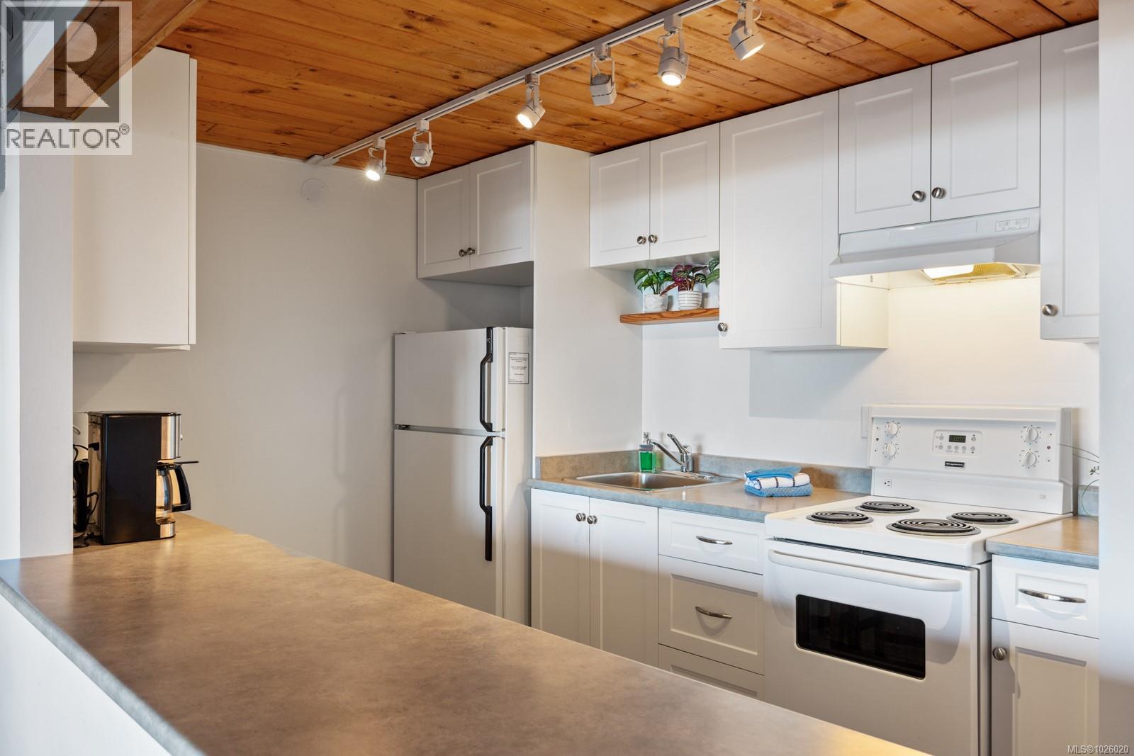 3295 Island Hwy W, Qualicum Beach