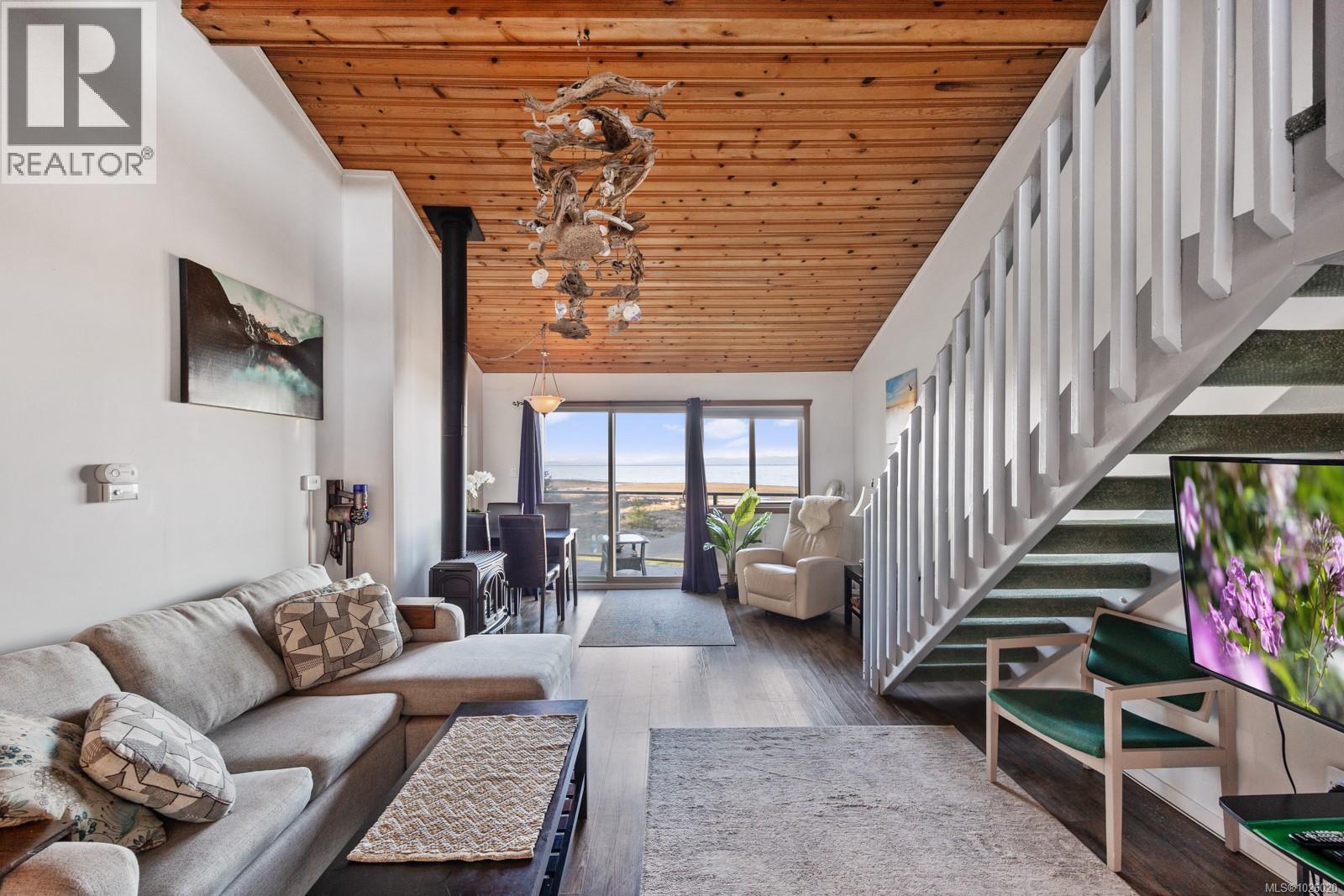 3295 Island Hwy W, Qualicum Beach