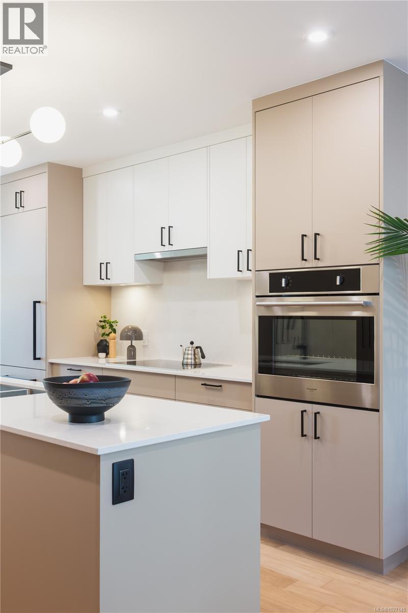 #3 909 Redfern St - 22