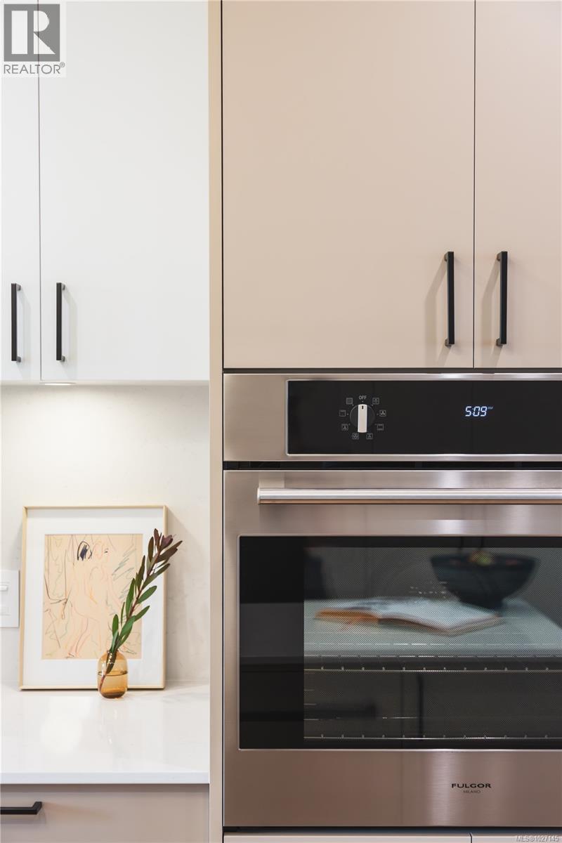 #3 909 Redfern St - 23