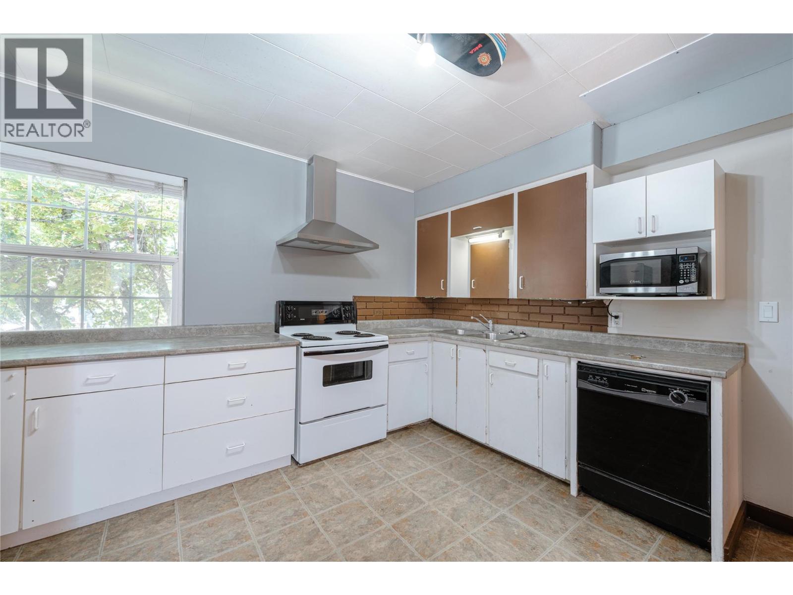 503 Third Street E, Revelstoke