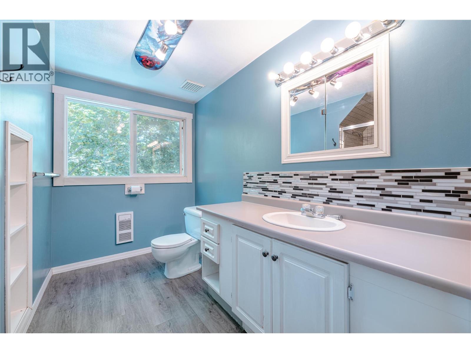 503 Third Street E, Revelstoke