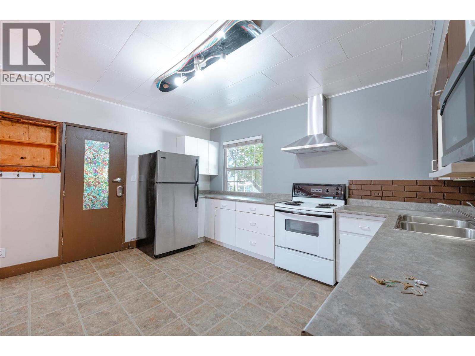 503 Third Street E, Revelstoke