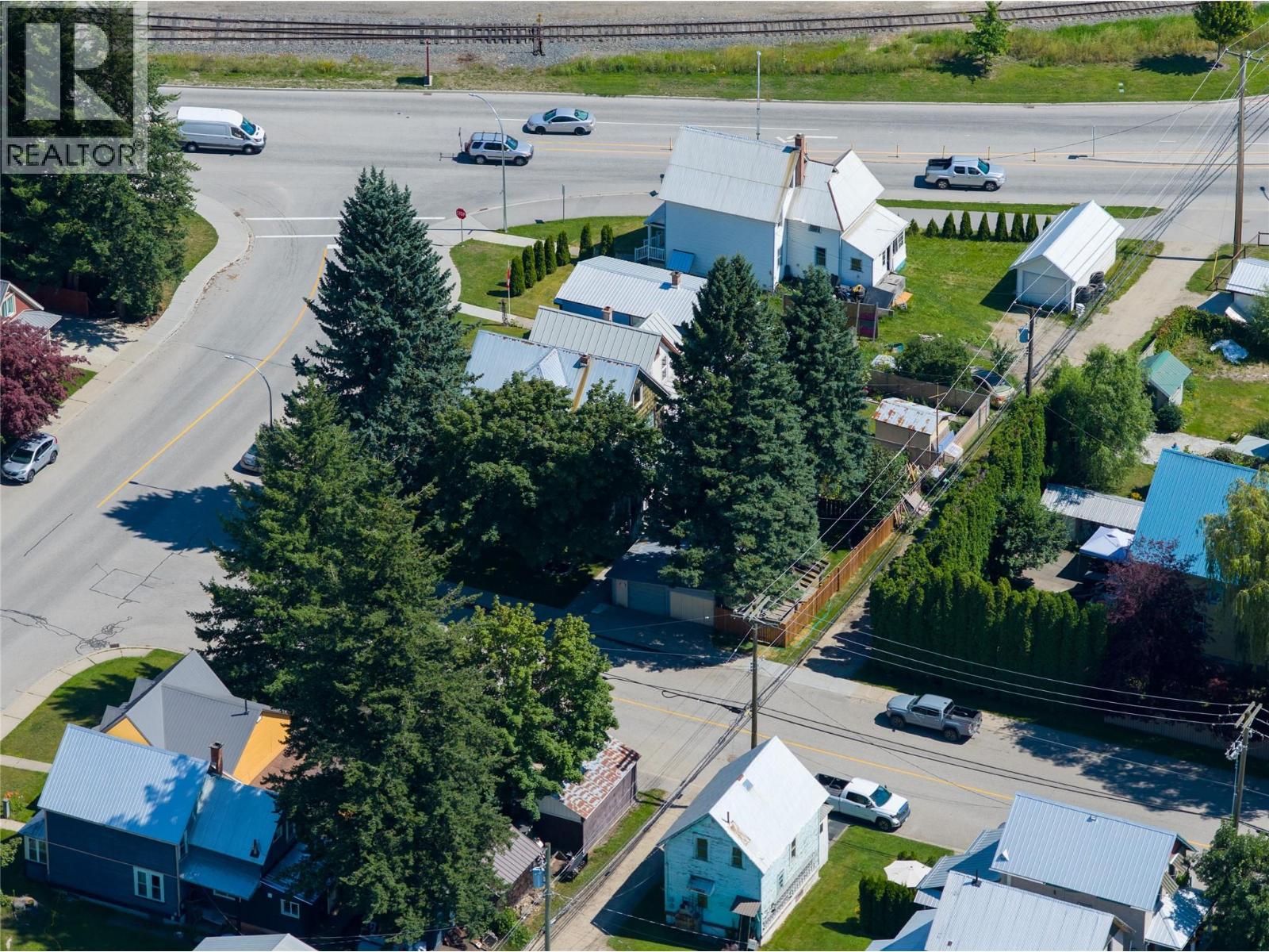 503 Third Street E, Revelstoke