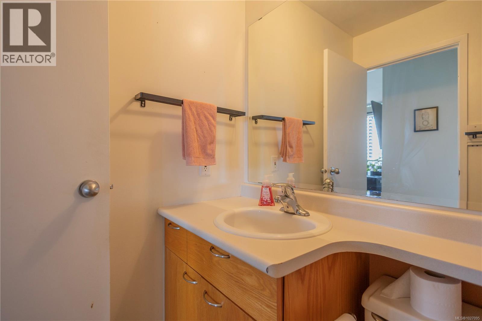 1004 1630 Quadra Street, Victoria