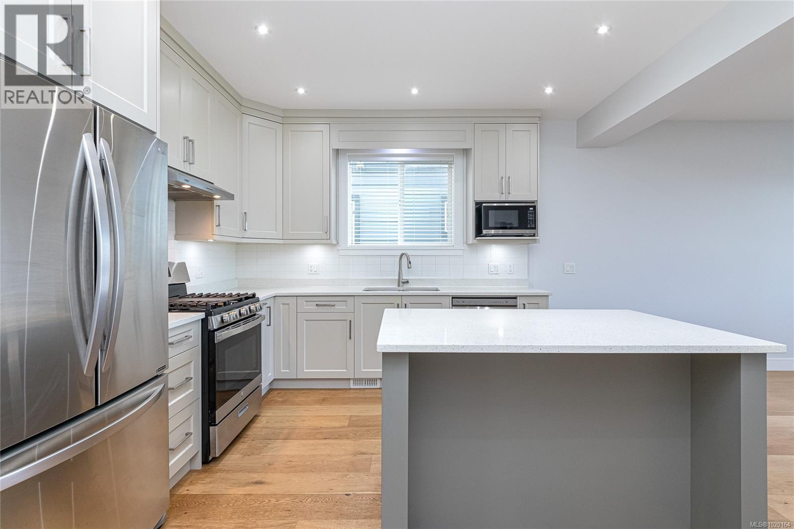  914 Peace Keeping Crescent, Langford