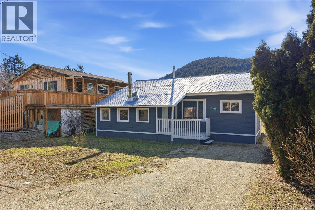 5783 Tuktakamin Road, Falkland