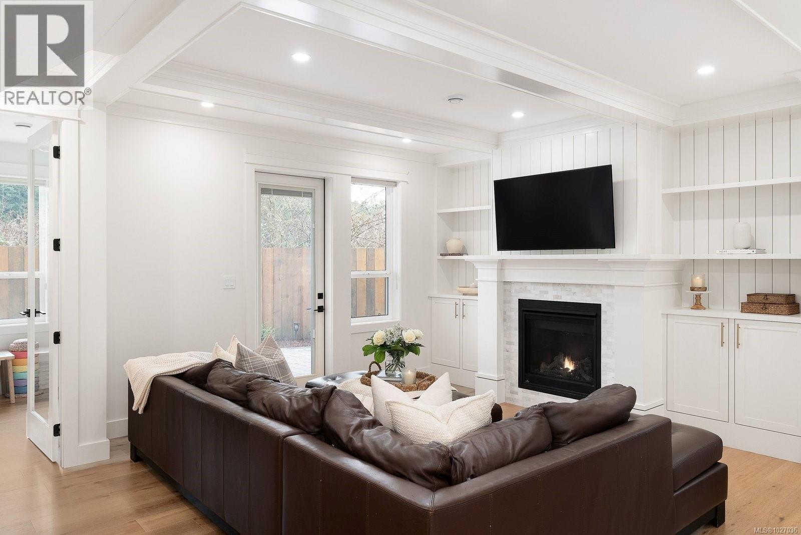 9356 EAST SAANICH RD - 13