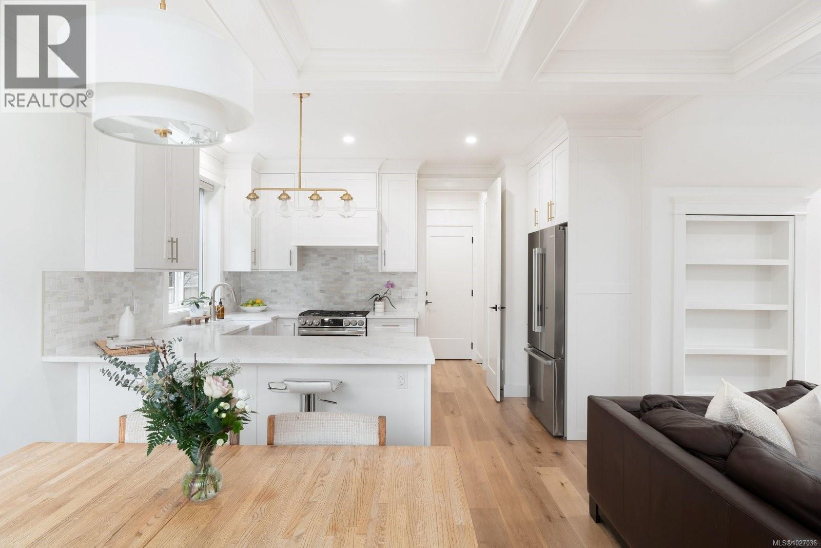 9356 EAST SAANICH RD - 15