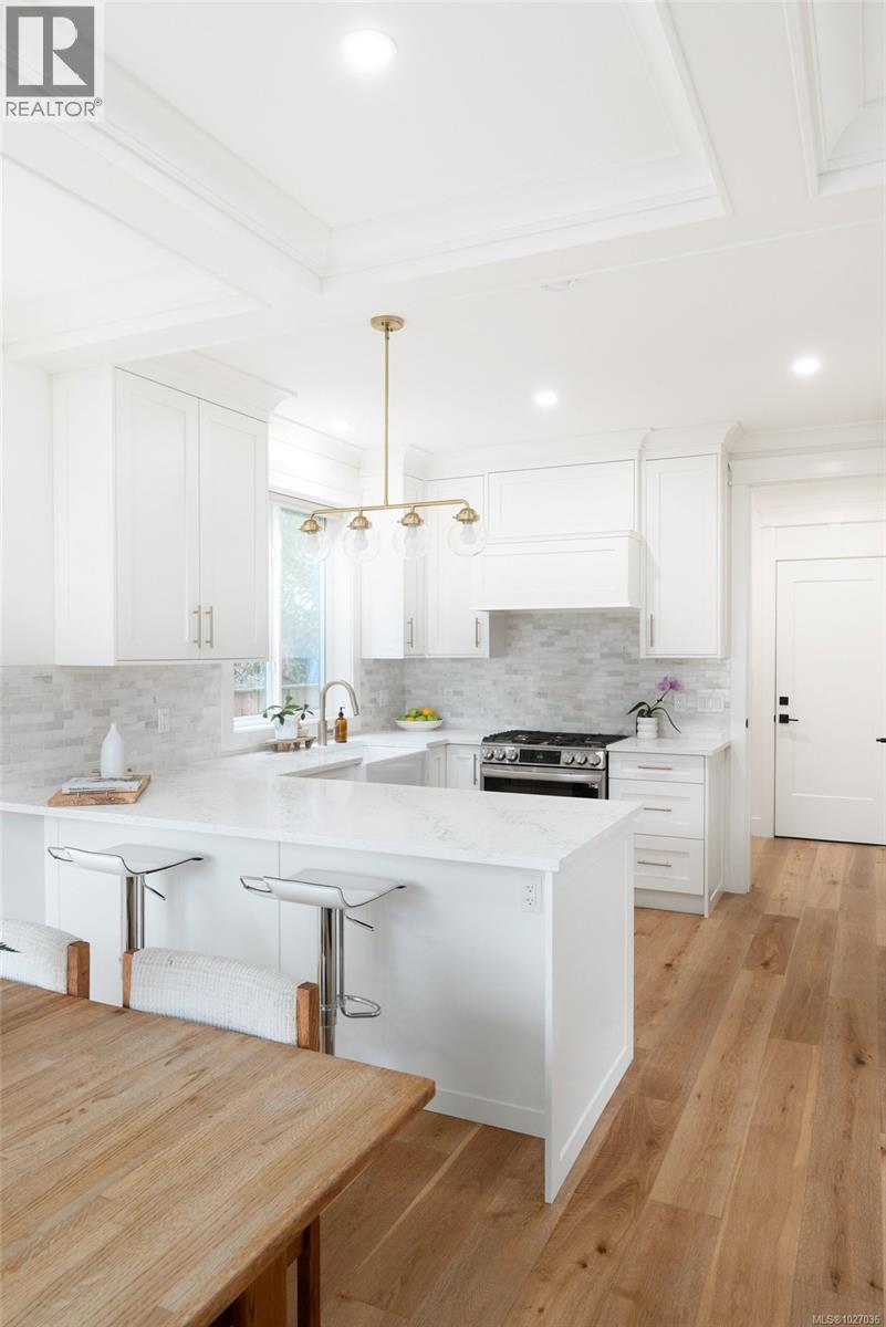 9356 EAST SAANICH RD - 16