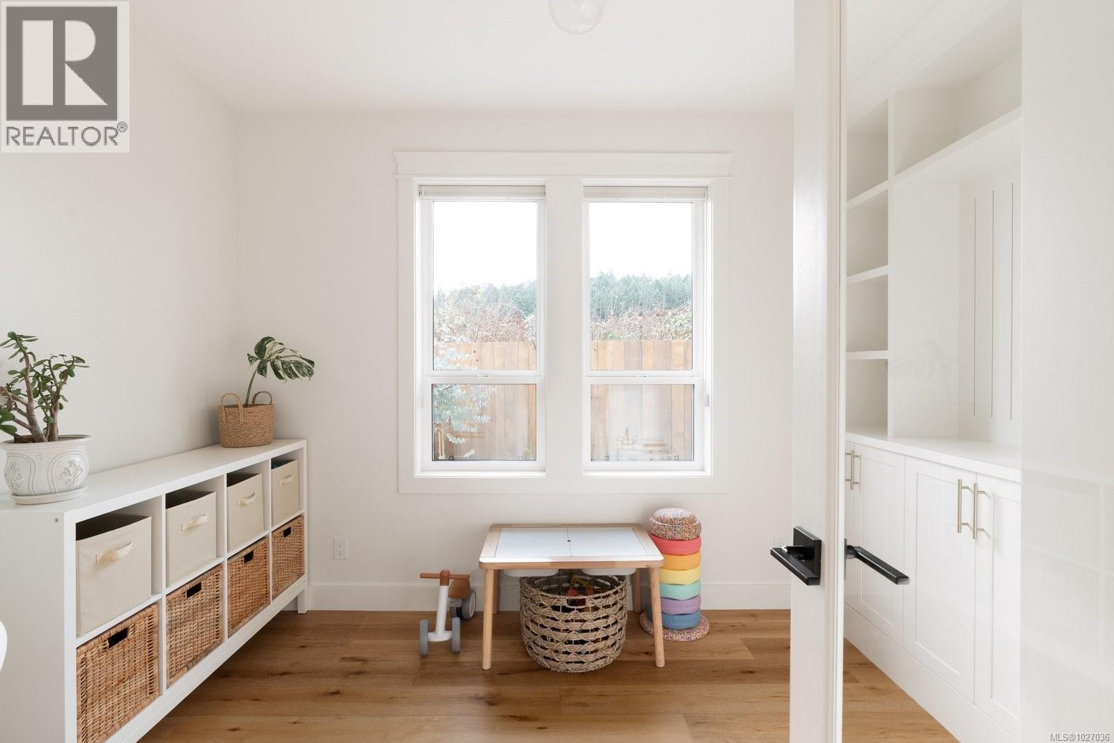 9356 EAST SAANICH RD - 21