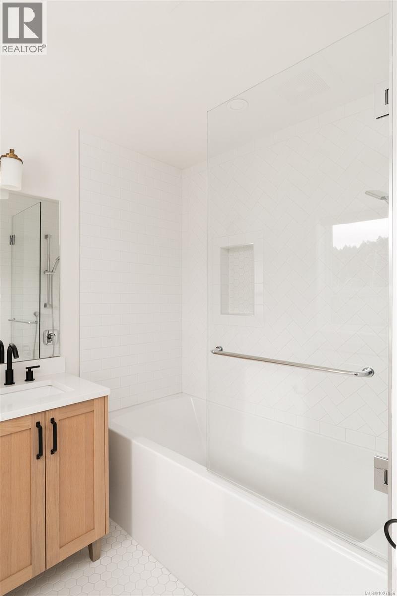 9356 EAST SAANICH RD - 26