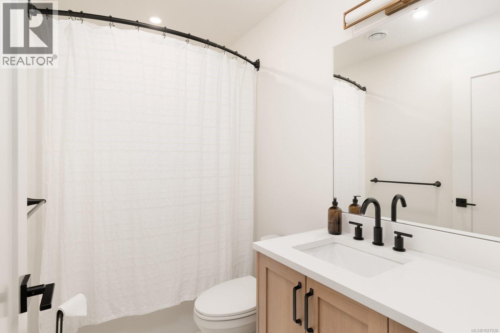 9356 EAST SAANICH RD - 30